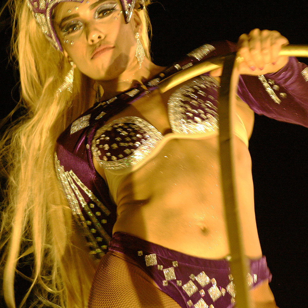 Bailarina en una carroza en el Carnaval Mazatln 2020