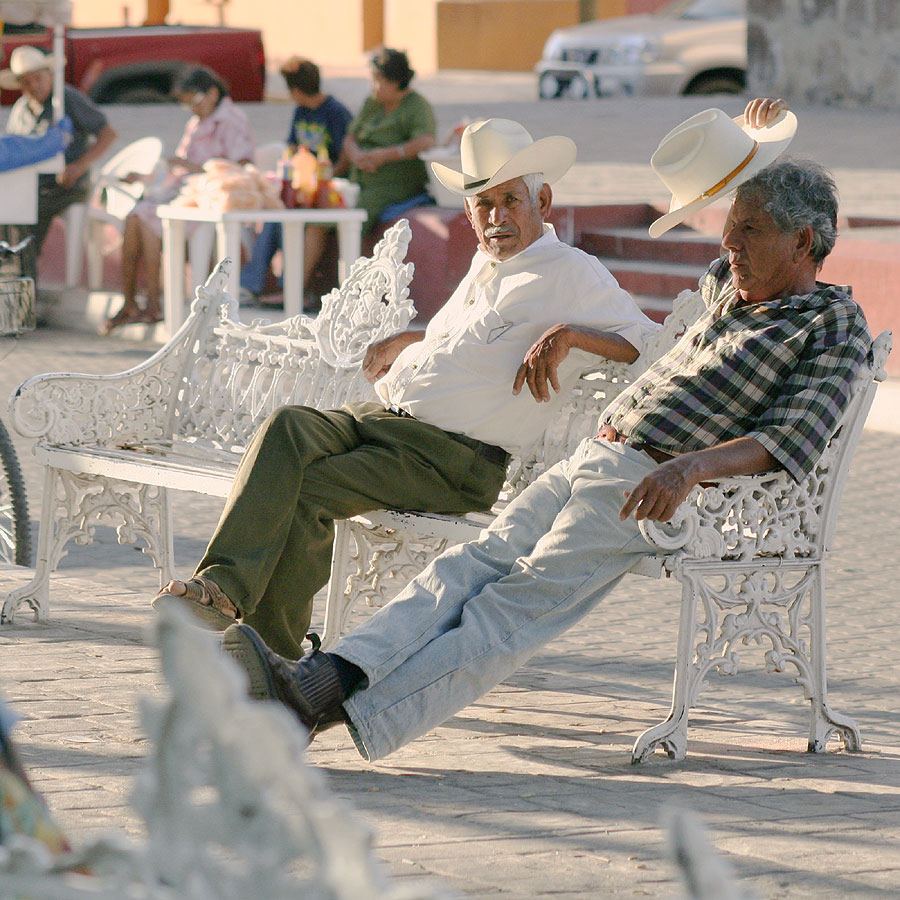 Sinaloa cowboys relax in the Concordia town square
