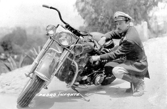 Pedro Infante con una Harley Davidson motocicleta