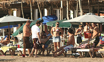 Tourists and cruise ship passengers on Stone Island